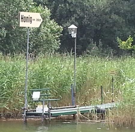 Honigverkauf am Canower See - Bild: Melanie von Orlow