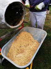 Für die größeren Plots (800 qm): 50 kg Sand und Saatgut im Betonmischer mischen...